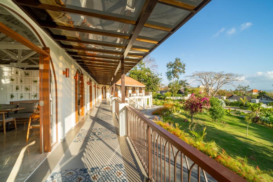 Covered terrace and garden